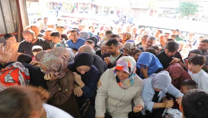 Giyim mağazasında indirim izdihama neden oldu