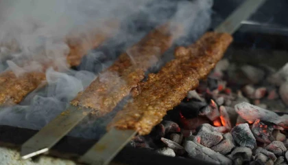 Gökyüzü, kebap dumanlarıyla kaplandı