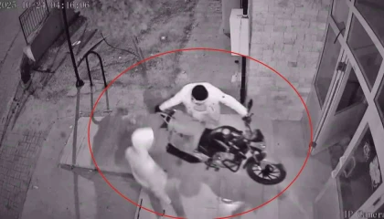 Güvenlik kamerasına yakalanan hırsızlar, çaldıkları motosiklete kendi malları gibi binip gittiler