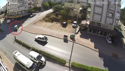 Hafif ticari araç ile motosiklet çarpıştı: 2 yaralı
