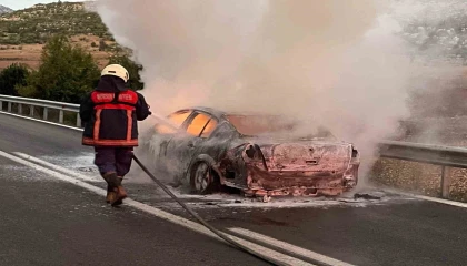 Hareket halindeki otomobil alev topuna döndü