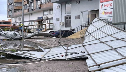 Hatayda fırtınada uçan çatı 2 araca zarar verdi