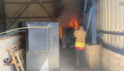 Hatay’da iş yerinde çıkan yangını itfaiye söndürdü