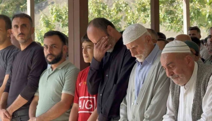 Hatayda ölü bulunan iki arkadaş gözyaşları içinde toprağa verildi