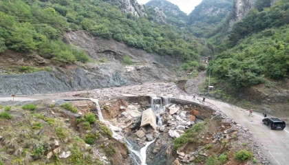 Hatayda şiddetli yağış hayatı felç etti: Yaylalarda yol çöktü, evler zarar gördü