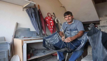 Hatayda şiddetli yağışlar şemsiye tamircisinde yoğunluğu artırdı