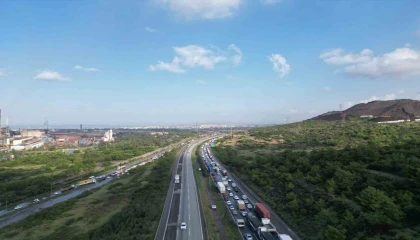 Heyelanın kapattığı yolda kilometrelerce araç kuyruğu oluştu