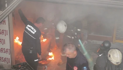 İş hanının bodrum katında çıkan yangın korkuttu