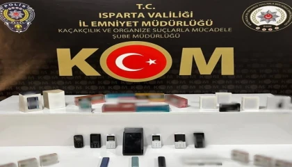 İş yerine yapılan baskında çok sayıda kaçak ürün ele geçirildi