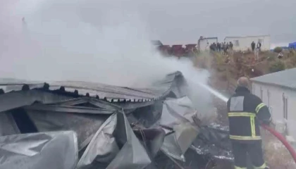 İşçilerin kaldığı konteyner yatakhane alevlere teslim oldu