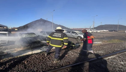 İskenderunda park halindeki otomobil yandı