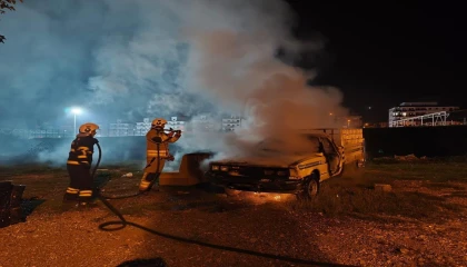 İskenderunda pikap yandı