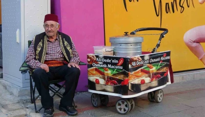 Ispartada 11 yaşında başladığı mesleğinde 65 yıldır sokaklarda