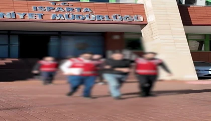 Ispartada kendilerini kamu görevlisi gibi tanıtıp 45 bin dolarlık vurgun yapan şüpheliler tutuklandı
