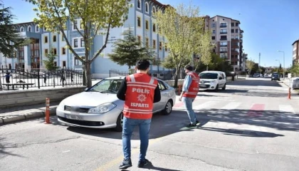 Ispartada okul önleri ve kalabalık alanlarda denetim