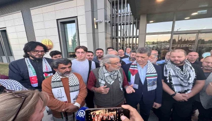 İsrailin alıkoyduğu 2 aktivist Antalyaya döndü