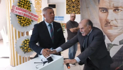 İYİ Parti kongresinde gergin anlar, kürsüyü bile devirdiler