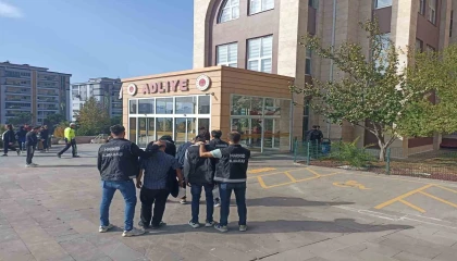 Kahramanmaraşta aranan 2 hükümlü yakalanıp cezaevine gönderildi