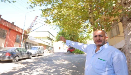 Kahramanmaraşta kamyonun çarptığı elektrik direği aylardır eğik halde duruyor