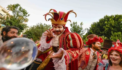 Kaleiçi sokaklarında renkli kortej geçişi