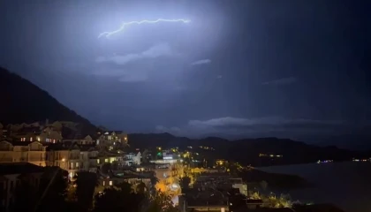 Kaşta şimşekler geceyi gündüze çevirdi: Muhteşem doğa olayı kameraya yansıdı