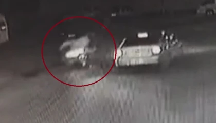 Kaza anı kamerada: Otomobil ile motosiklet çarpıştı