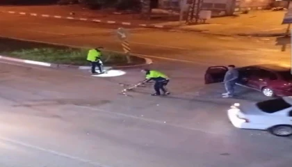 Kaza sonrası trafik polisi yolu süpürgeyle temizledi