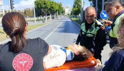 Kaza yapıp yaralanan genç kızdan, başından biran olsun ayrılmayan trafik polisine kahvaltı sözü