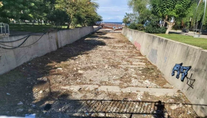 Kemer Belediyesinden kış öncesi dere temizliği