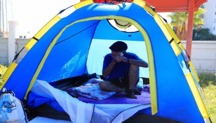 Kendisini bıçaklayıp uzaklaştırma alan eşini bankta yatarken görüp eve aldı, kendi evsiz kaldı