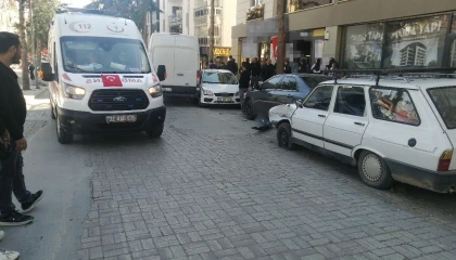 Kontrolden çıkan ticari araç park halindeki 4 araca çarptı: 1 yaralı