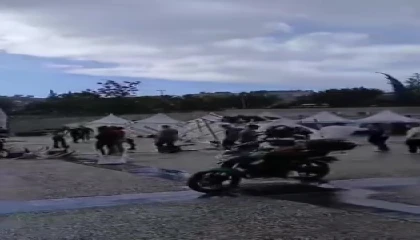 Kuvvetli rüzgar Kariyer Fuarı çadırlarını uçurdu