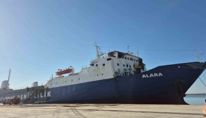 Limana bağlı yük gemisinde çıkan yangın söndürüldü