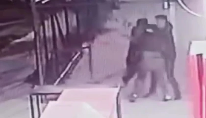 Lise öğrencilerini dövüp bacaklarından bıçakladılar