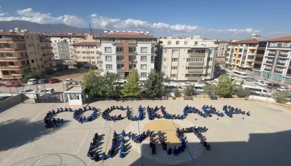 Liseliler Gazzeli çocuklar için koreografi oluşturdu