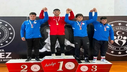 Manavgatlı güreşçilerden çifte şampiyonluk