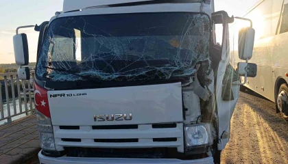 Manavgatta kamyon ile tır çarpıştı