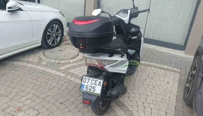 Manavgatta motosiklet yayaya çarpıştı: 2 yaralı