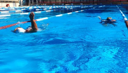 Manşı yüzen ilk Türk kadın, kocasını da 60 yaşında yüzücü yaptı