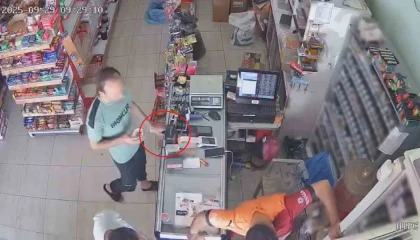 Market çalışanını oyaladı, kaşla göz arasında 800 liralık çakmağı çaldı: O anlar kamerada