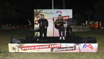 Mersinde akustik sahne konserleri gençlerin ilgisini çekiyor