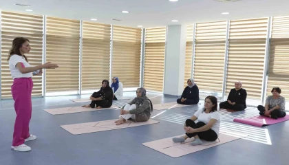Mersinde meme kanseri farkındalık etkinliğinde kadınlar yoga yaptı