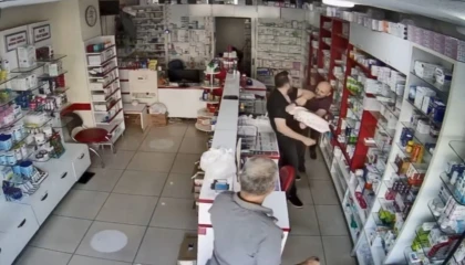 Mersinde muadil ilaç verdiği için eczacı kalfasının kafasını sopayla yaran saldırgan, cebinden çıkardığı bıçakla üzerine saldırdı