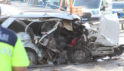 Mersinde otomobil beton bariyere çarptı: 2 ölü