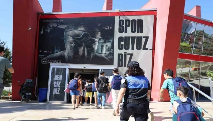 Mersinde polis desteğiyle çocuklara yüzme eğitimi verildi