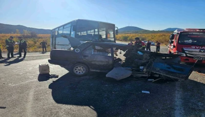 Mersinde tarım işçilerini taşıyan midibüs otomobille çarpıştı: 3 ölü, 12 yaralı