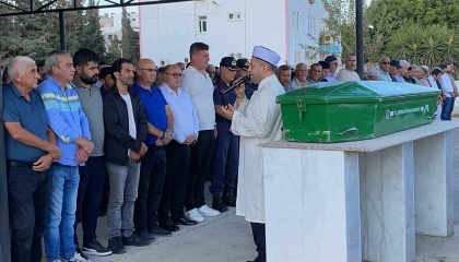 Mersindeki işçi servisi kazasında hayatını kaybeden 4 kişiden biri toprağa verildi