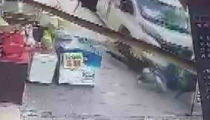 Minibüs kaldırıma çıkıp yayalara çarptı: 2 yaralı