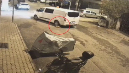 Minibüs sürücüsünün ezdiği kediye aldırış etmeden yoluna devam ettiği anlar kamerada