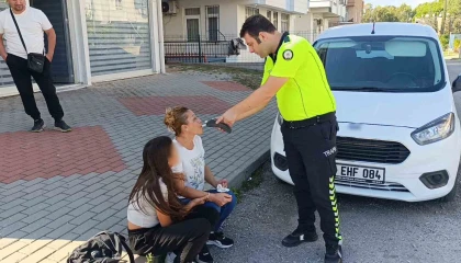 Motosikletle çarpışan otomobilin kadın sürücüsü, alkolmetreyi üflerken gözyaşlarını tutamadı